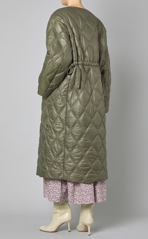 シャイニーキルトノーカラーロングコート