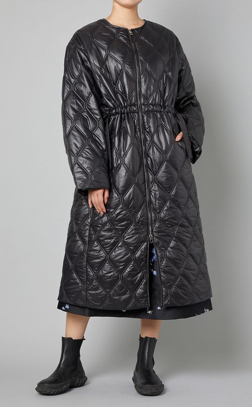 シャイニーキルトノーカラーロングコート