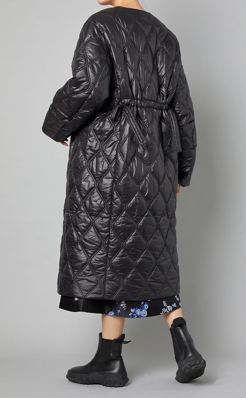 シャイニーキルトノーカラーロングコート