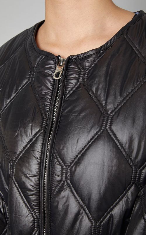 シャイニーキルトノーカラーロングコート