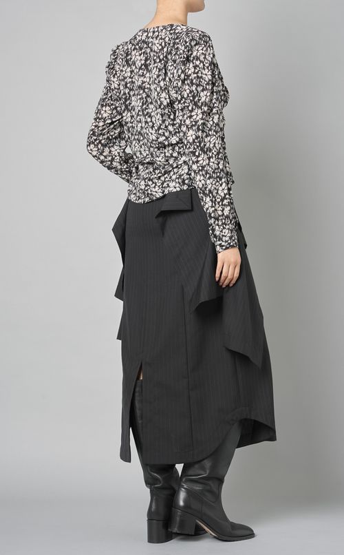 モノトーンフラワーVネックブラウス