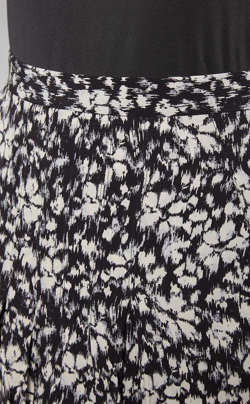 モノトーンフラワーフロントタックスカート