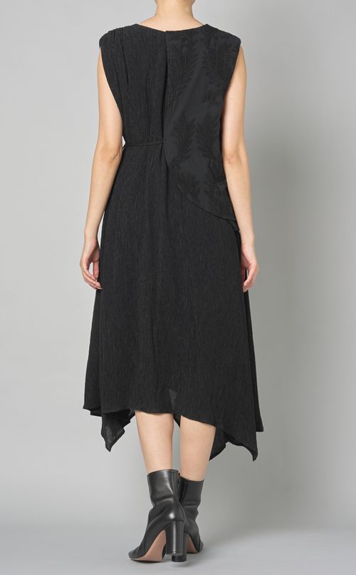 エンブロイダリーノースリーブワンピース