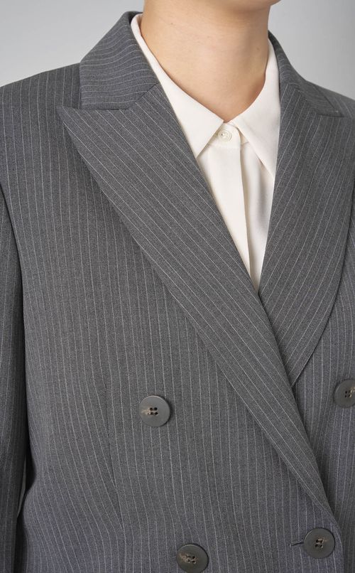 ピークドラペルダブルジャケット