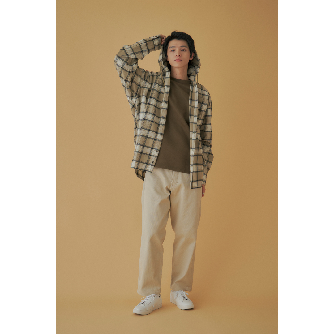 ベージュのチェックフードシャツ×ベージュのチノパンの秋冬コーデ