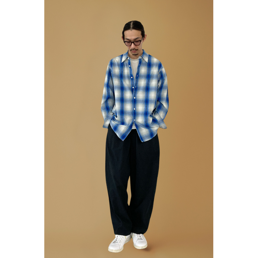 ブルーのオンブレチェックシャツ×ブラックパンツの秋冬コーデ