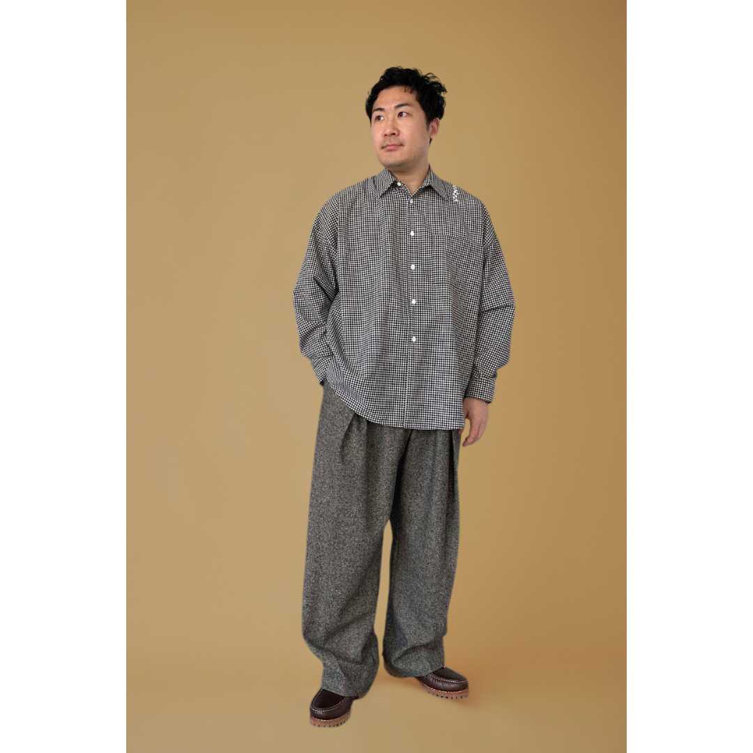 ギンガムチェックシャツ×ツイードパンツの秋冬コーデ