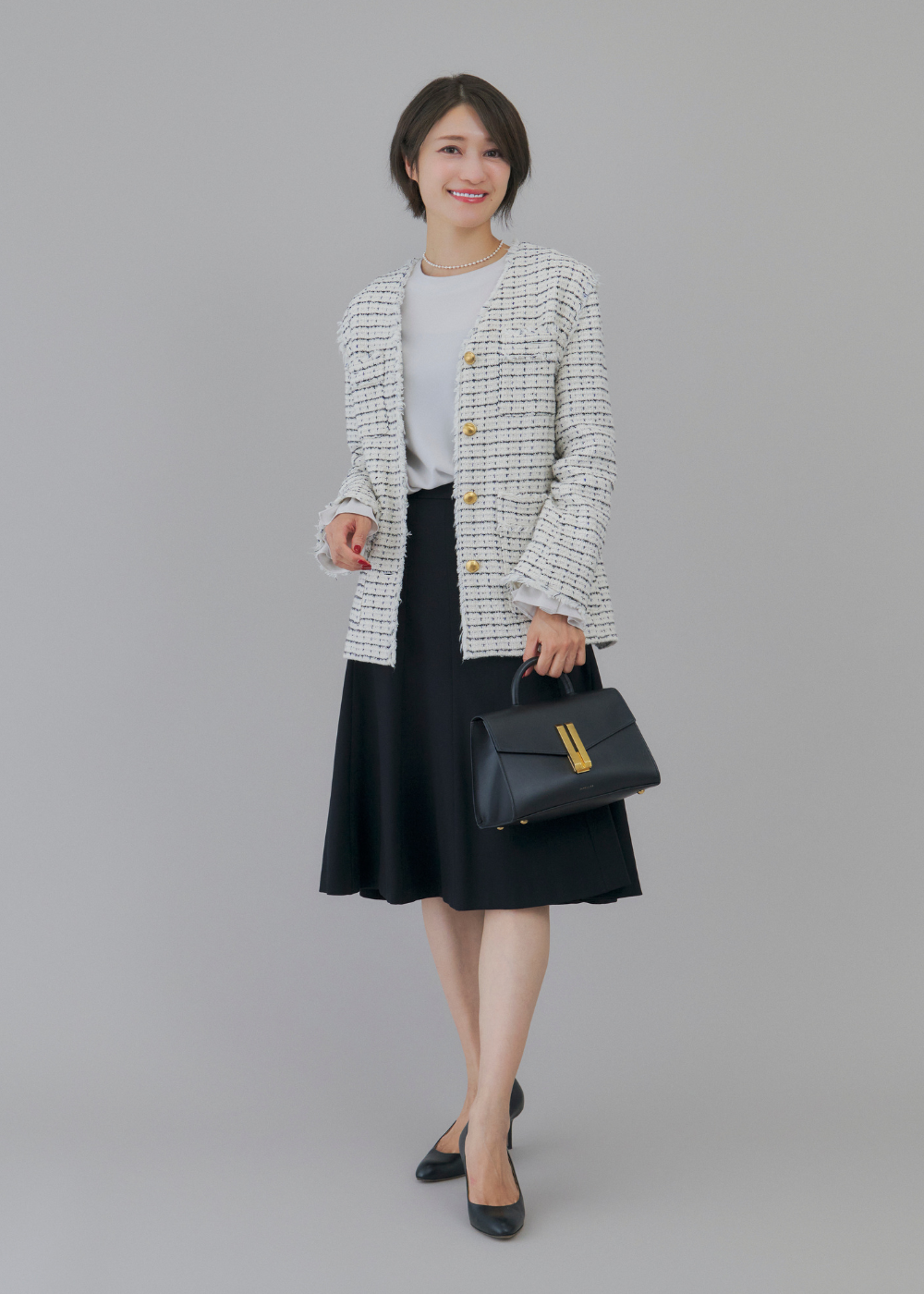 チェック柄ツイードジャケットを使ったモノトーンのオフィスアカジュアルコーデ