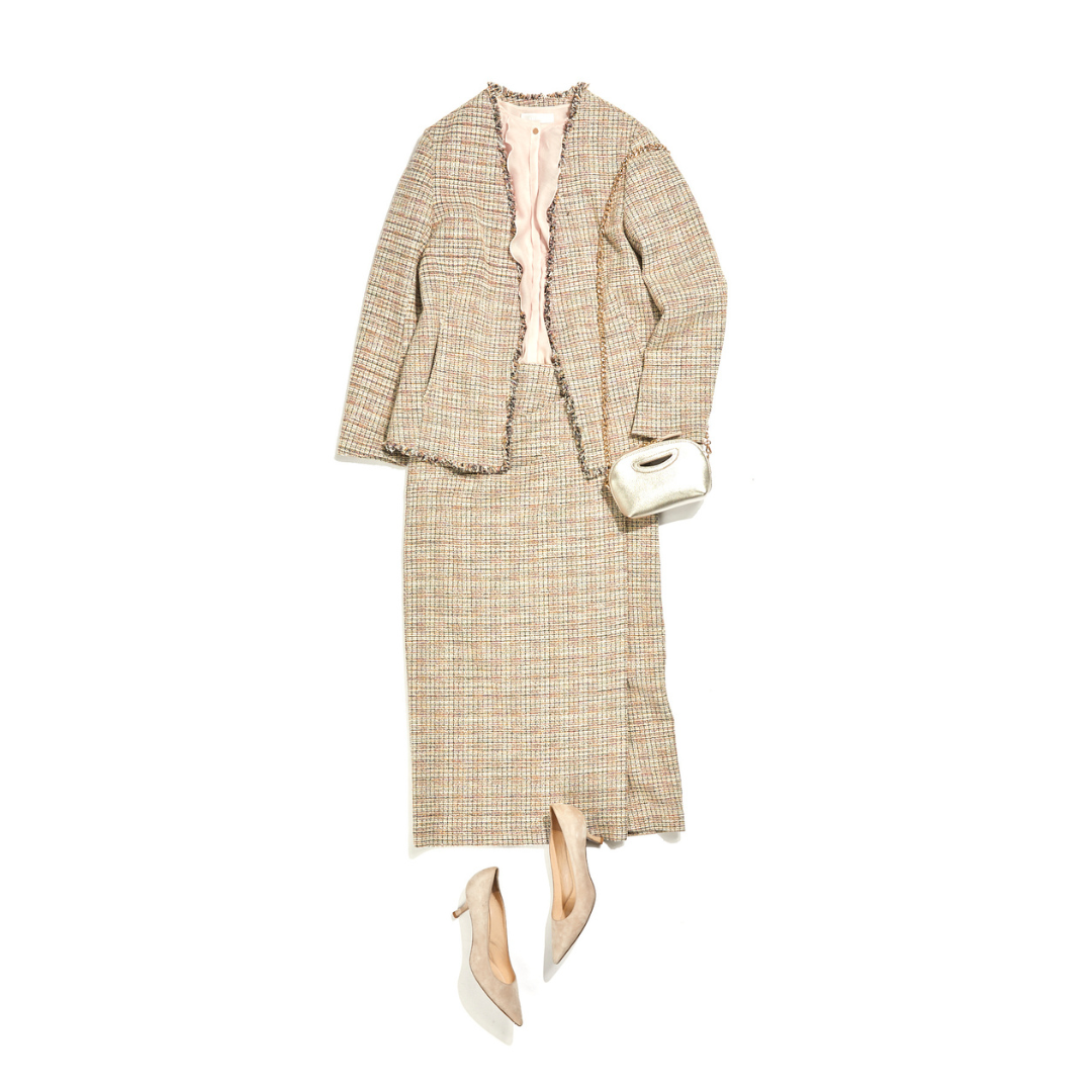 ベージュのツイードジャケット×スカートのセットアップコーデ