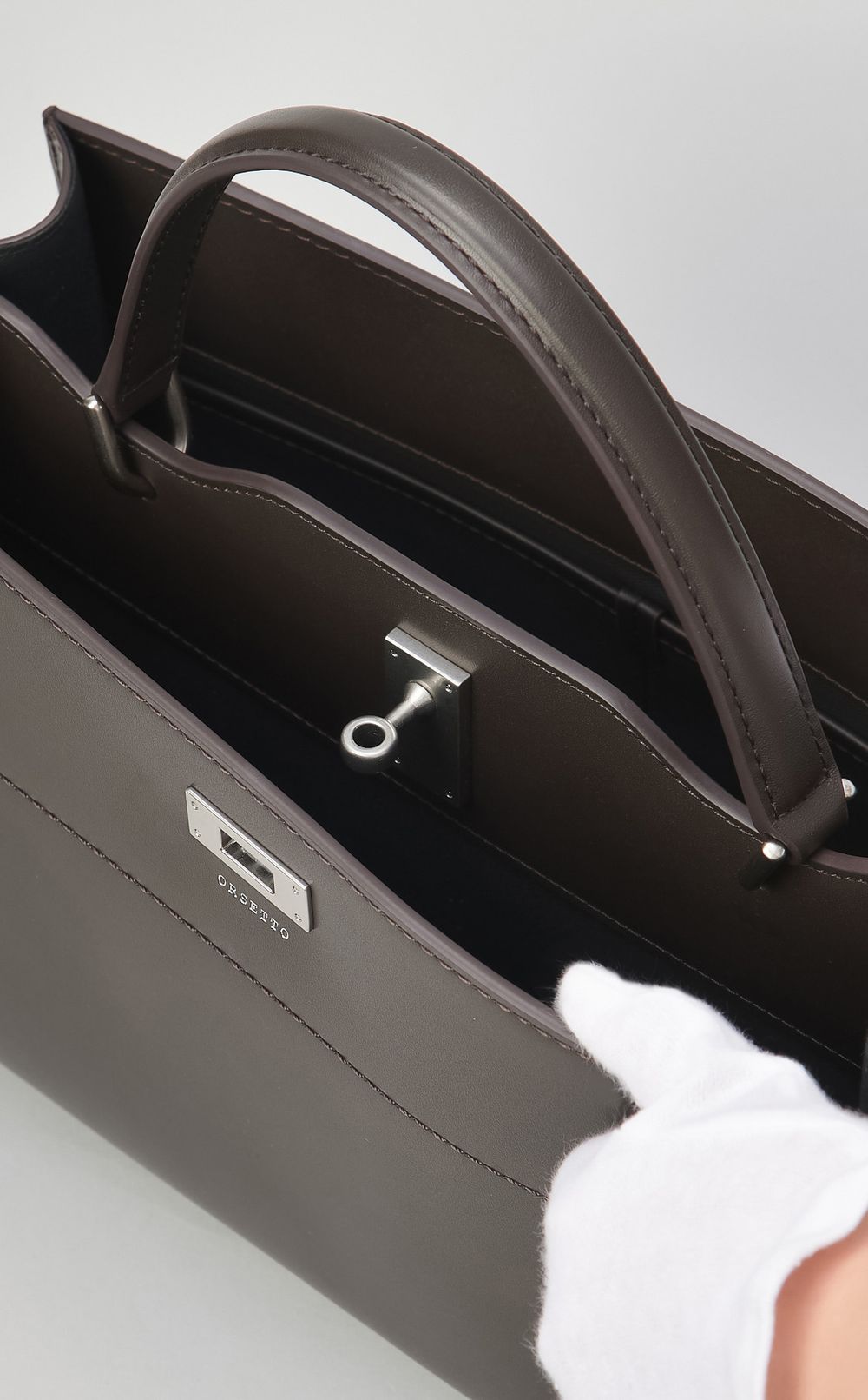 レザースクエアショルダーバッグ