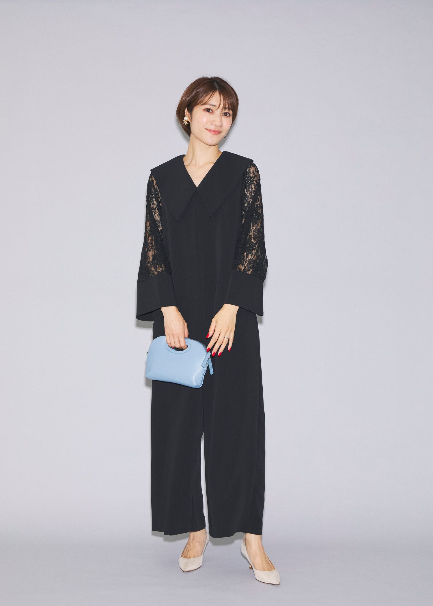 冬の結婚式はパンツドレスで足元の冷えを防いで