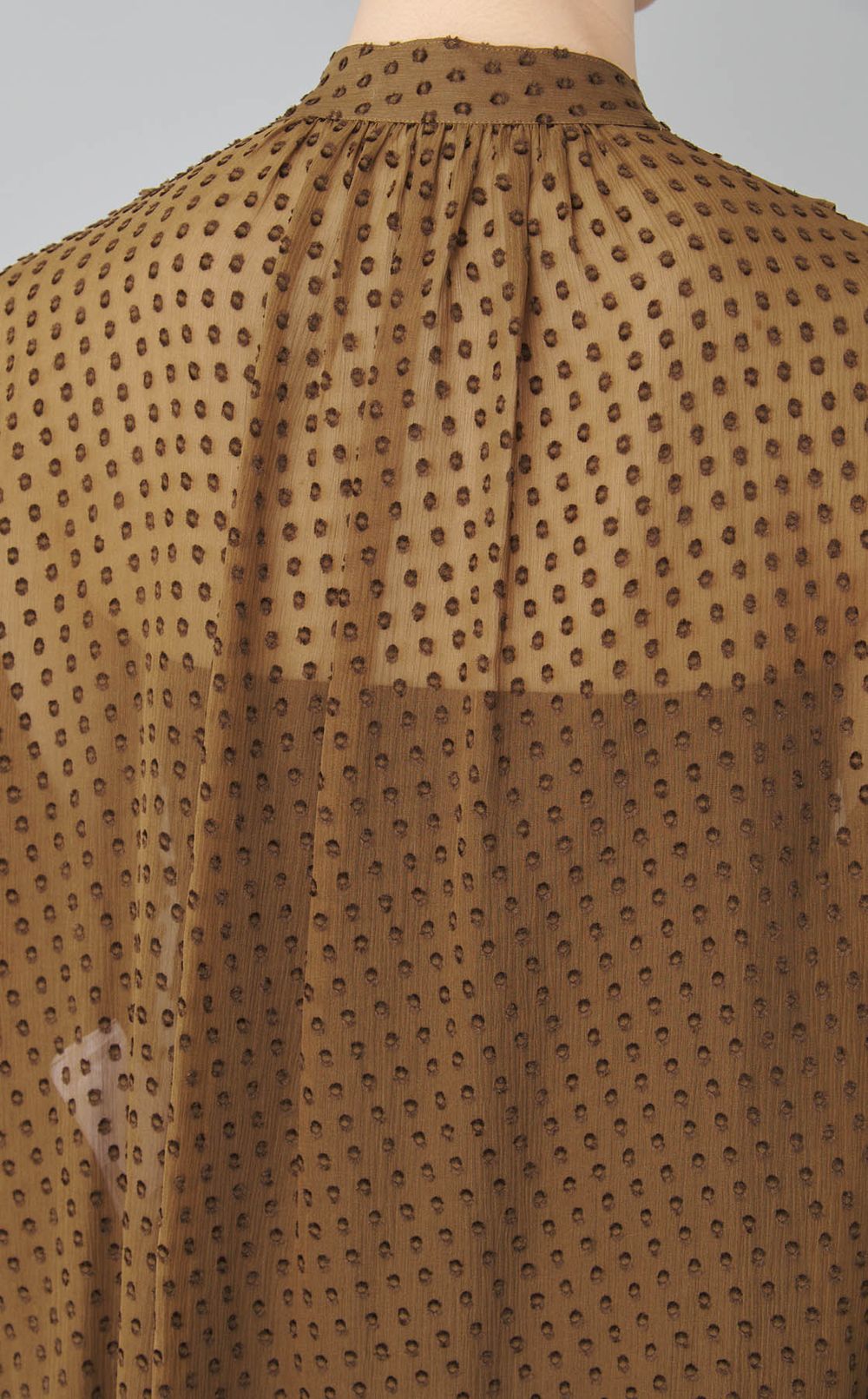 シルク混ドットラッフルブラウス