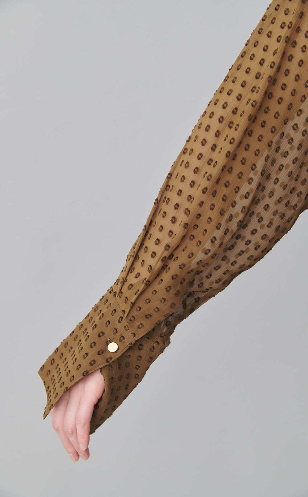 シルク混ドットラッフルブラウス