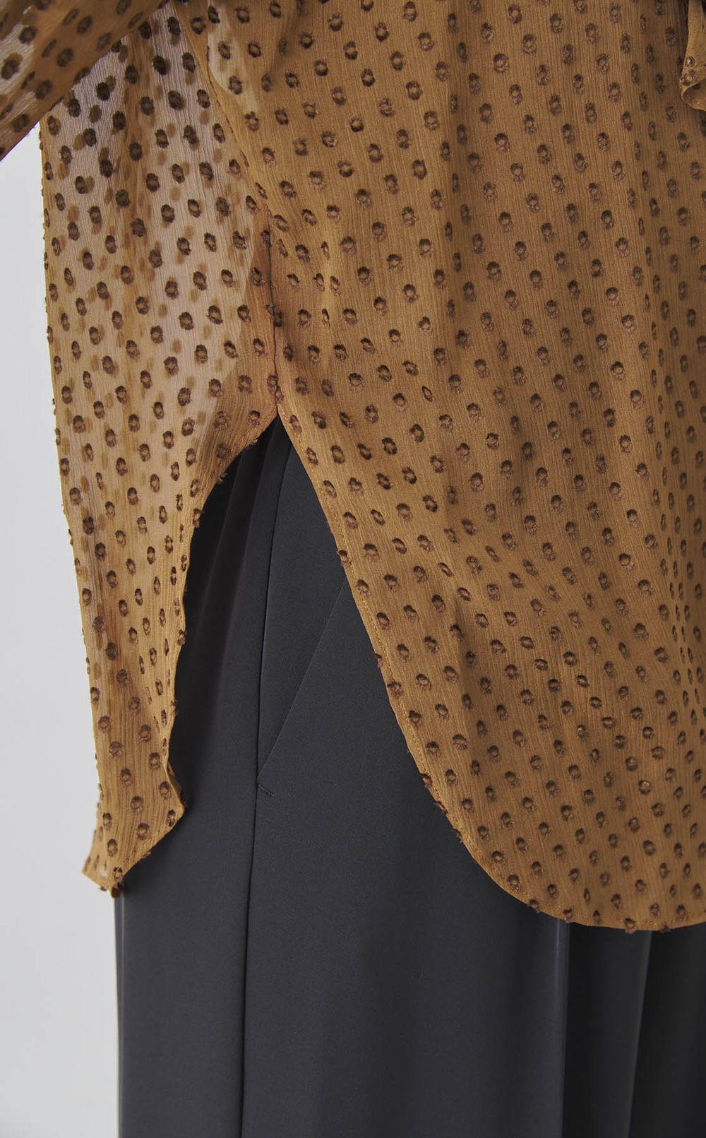 シルク混ドットラッフルブラウス