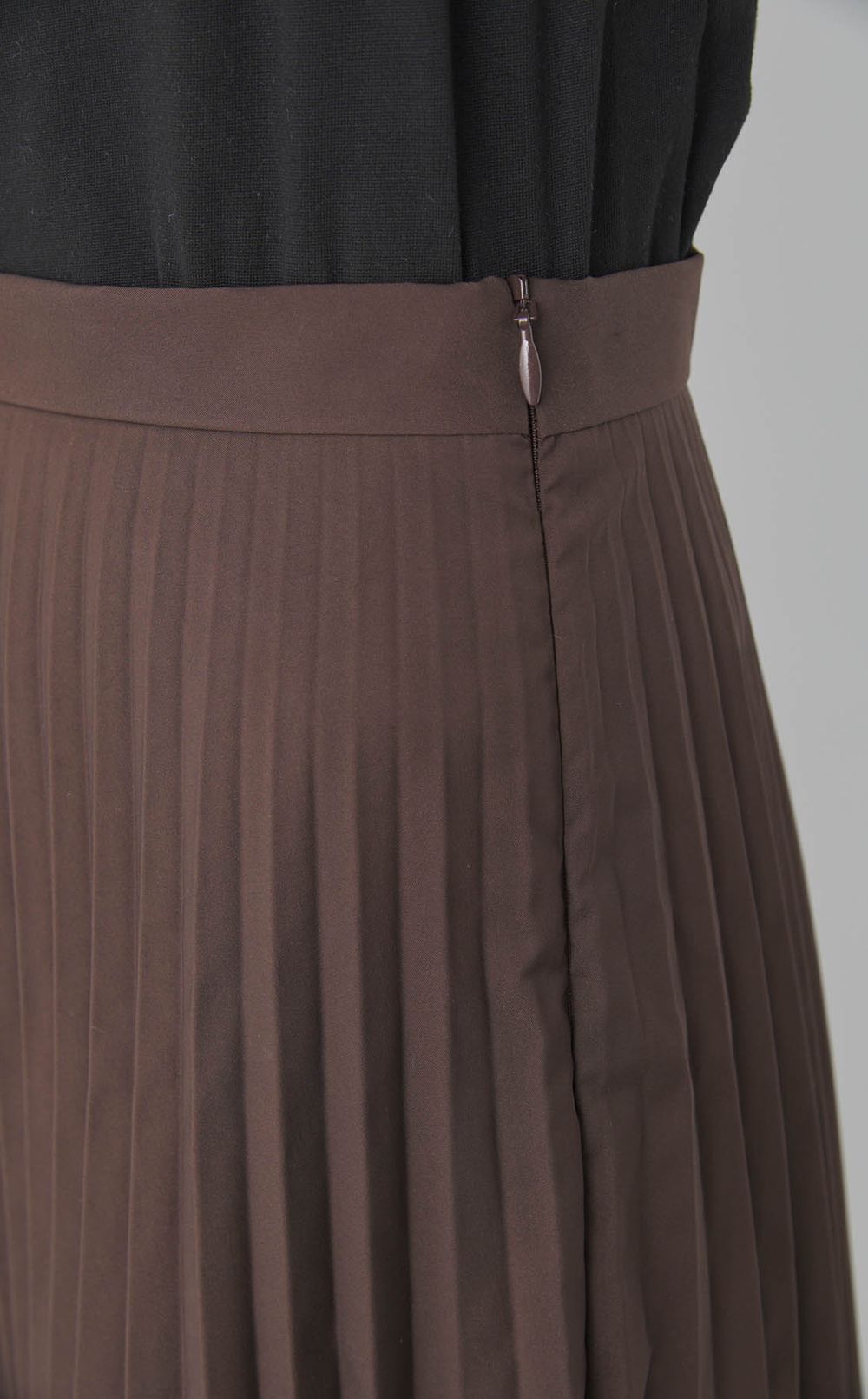 ライトプリーツミディスカート