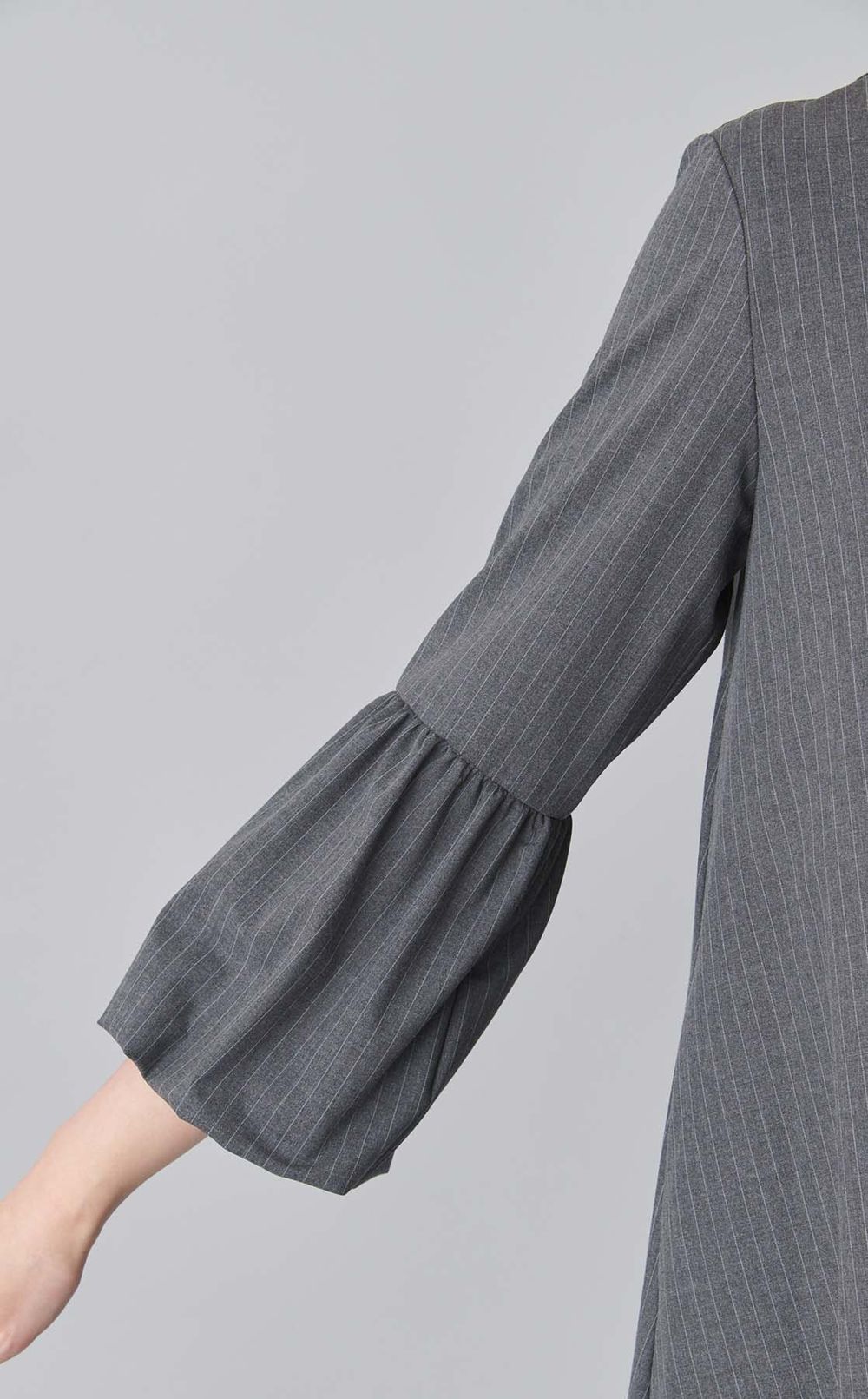 ピンストライプバルーンスリーブドレス