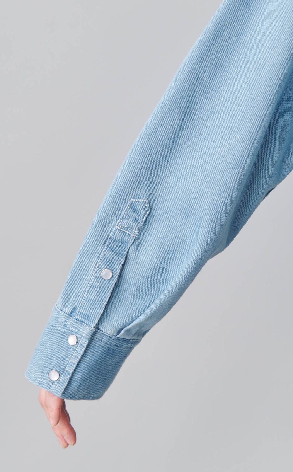 ロゴ刺繍フリルシャツ