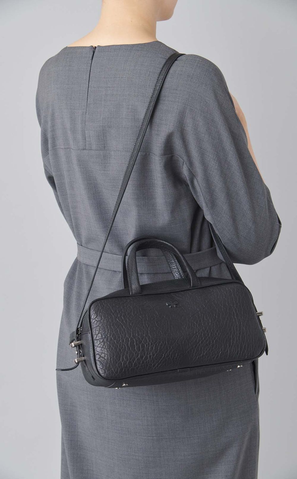 ストラップ付レザーハンドバッグ