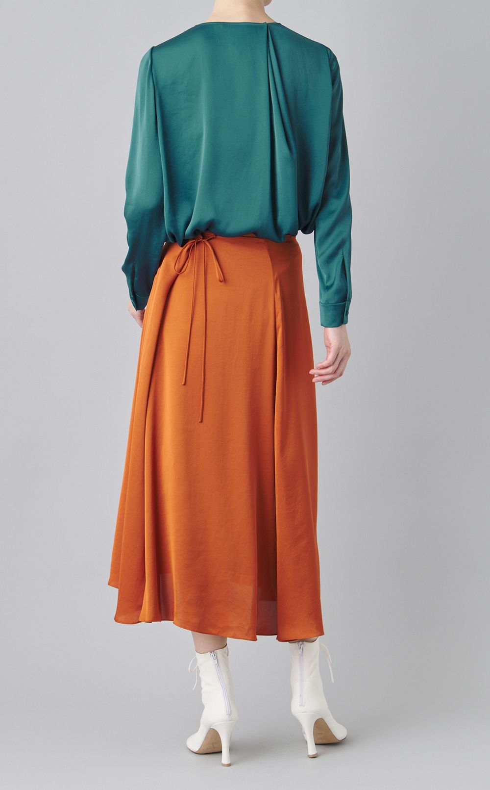 サテンフレアミディスカート