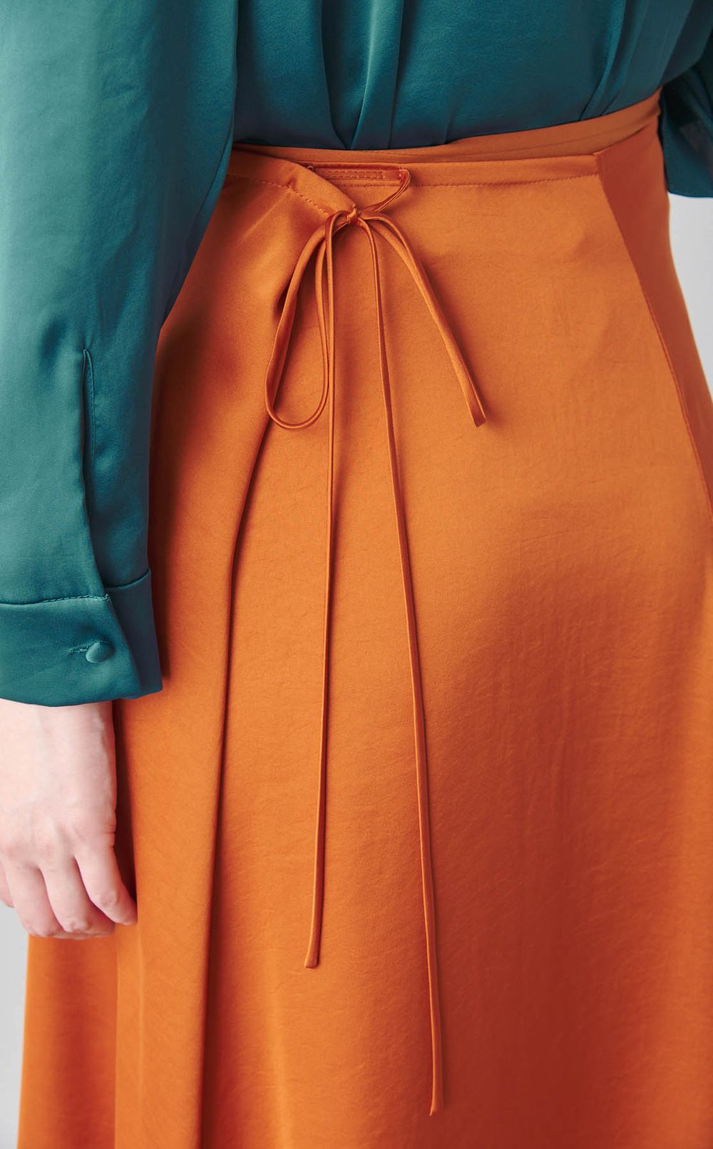 サテンフレアミディスカート