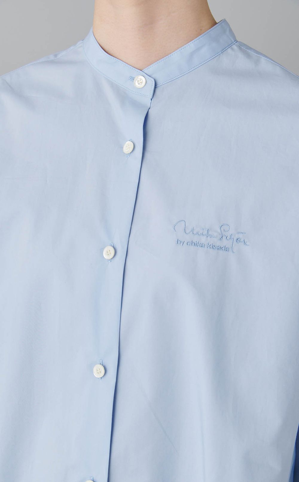 コットンロゴステッチバンドカラーシャツ