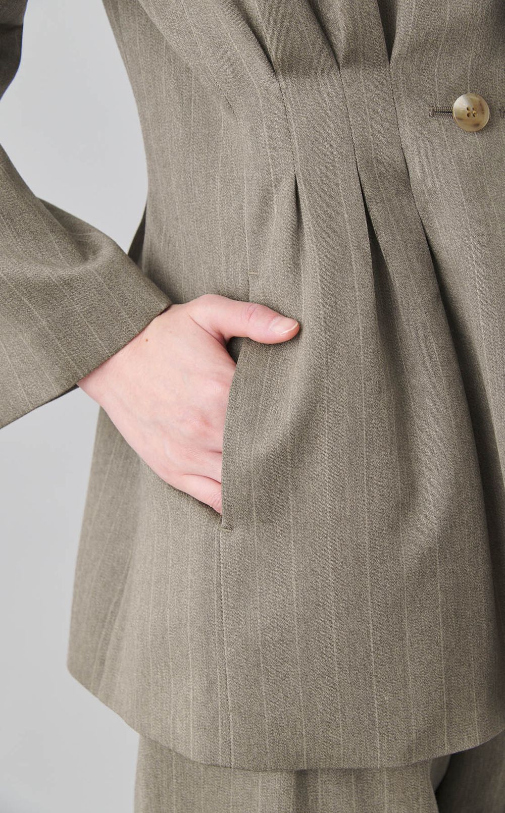 ウールテーラードタックジャケット