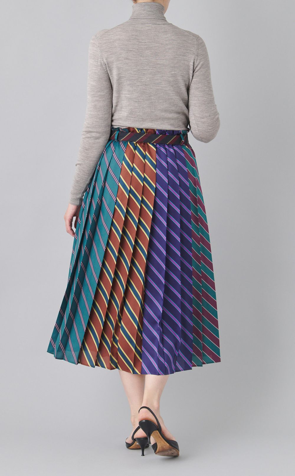 ネクタイプリーツスカート