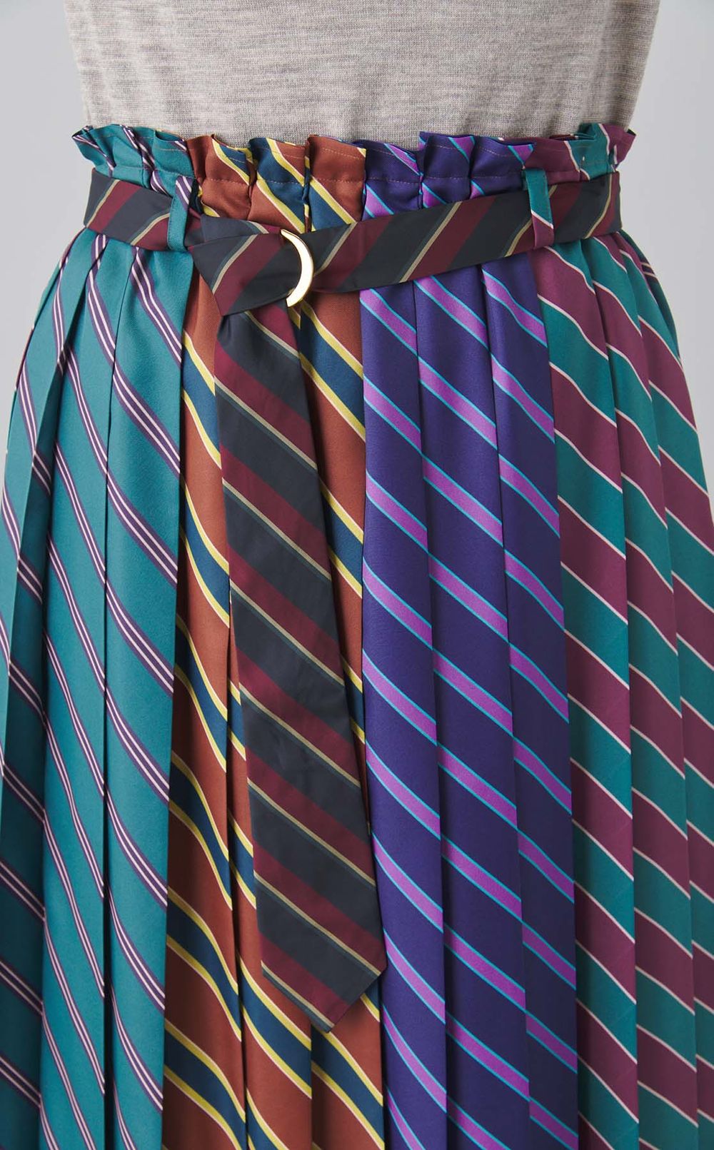 ネクタイプリーツスカート