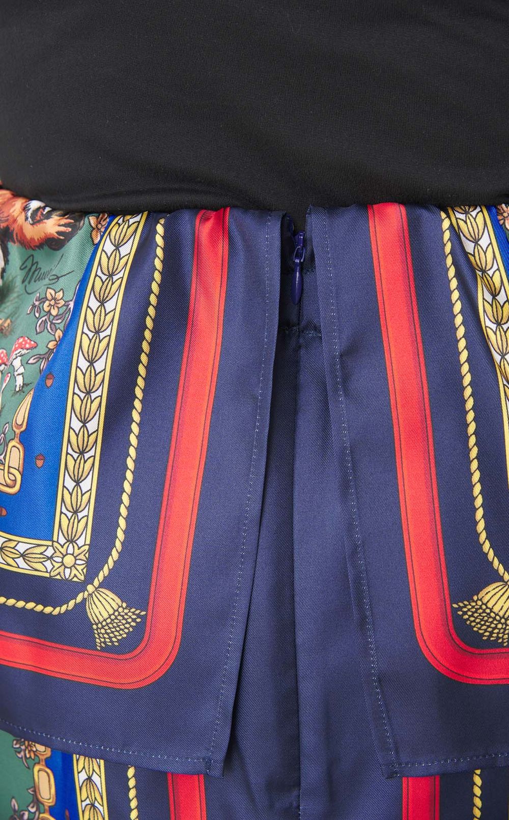 スカーフ柄スカート