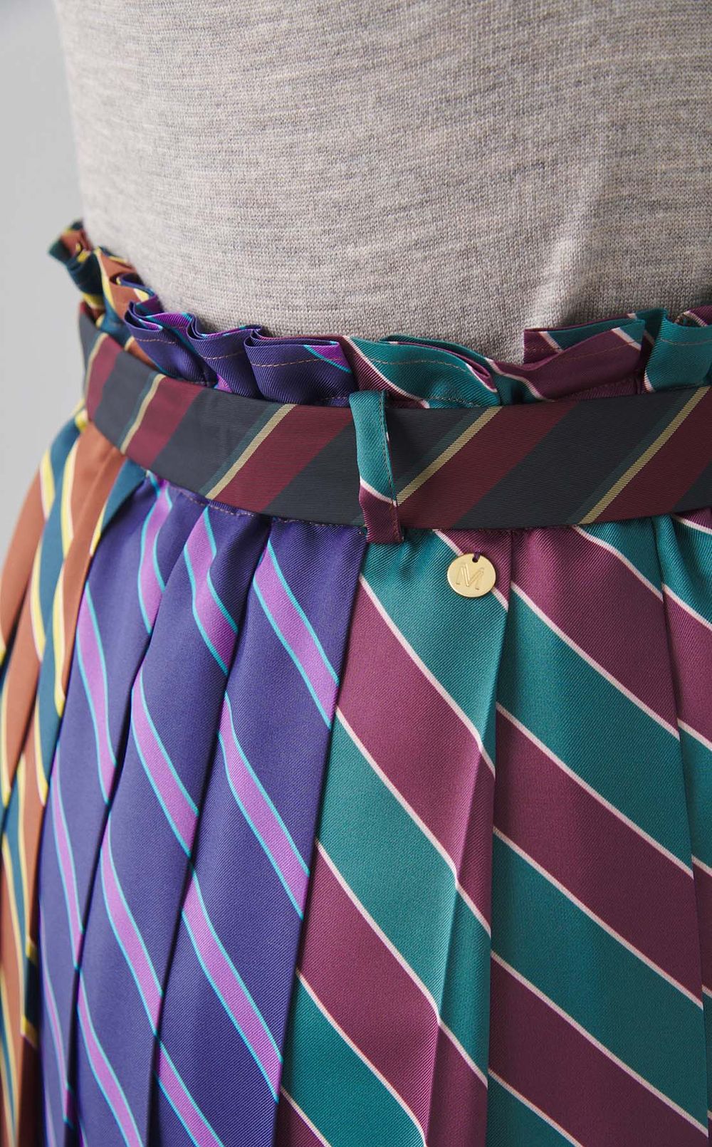 ネクタイプリーツスカート