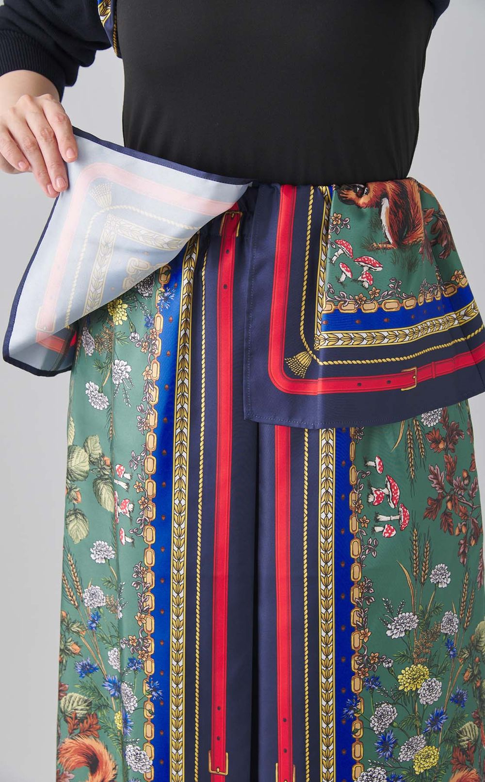 スカーフ柄スカート