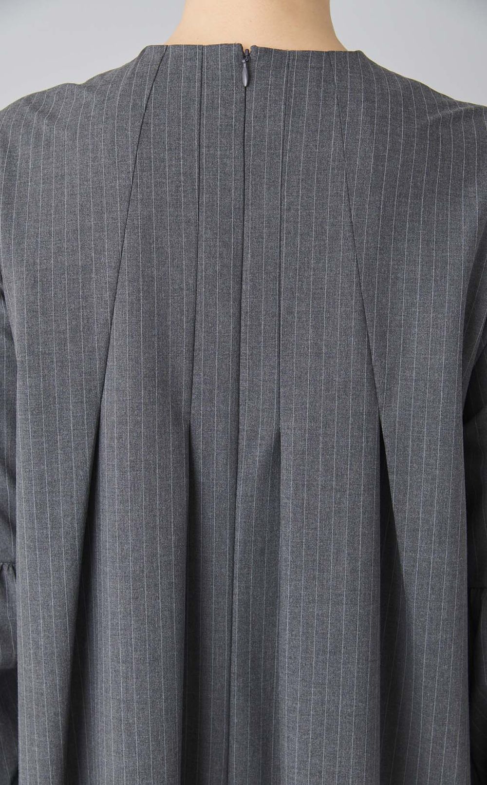 ピンストライプバルーンスリーブドレス