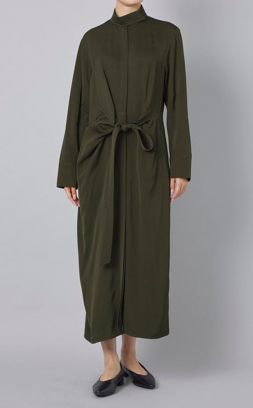 スタンドネックラップドレス