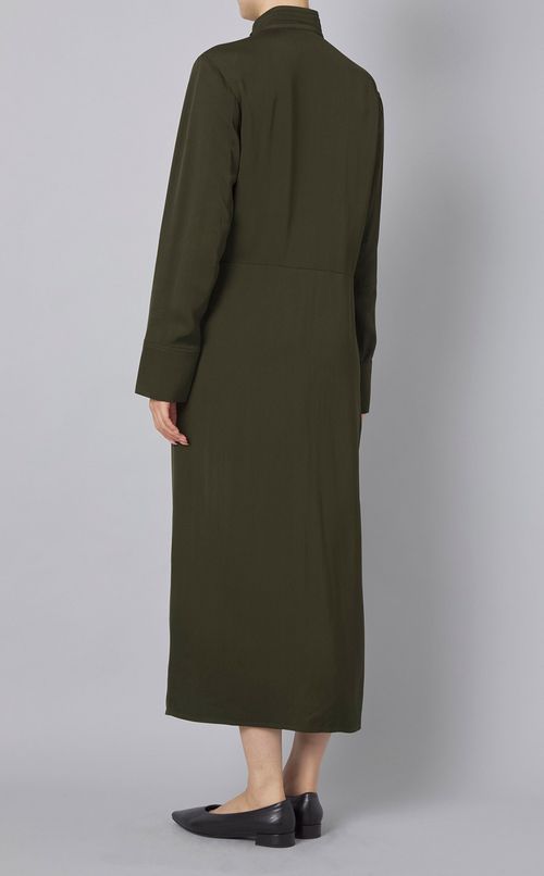 スタンドネックラップドレス