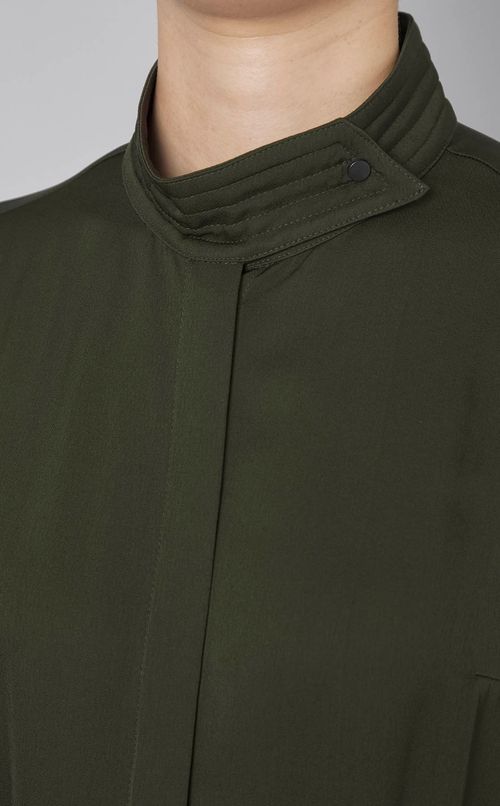 スタンドネックラップドレス