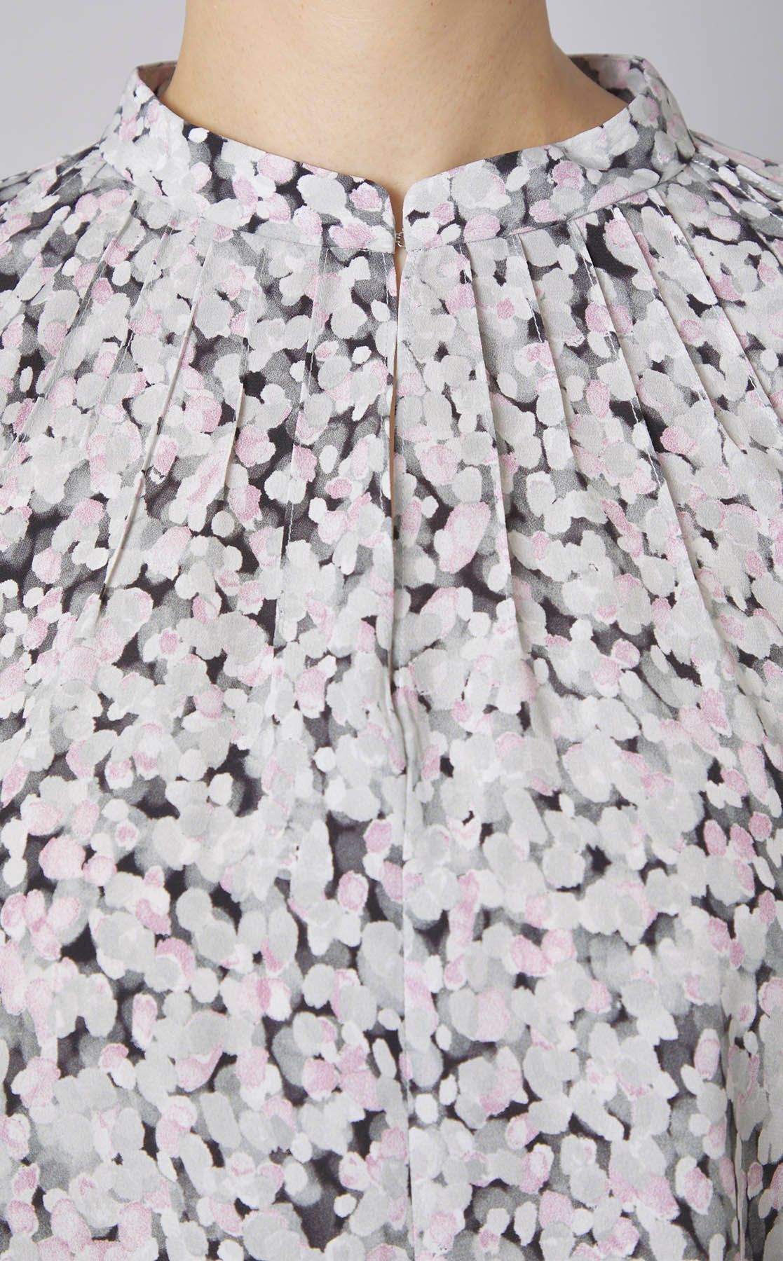 Theory luxe｜ワイルドフラワープリントブラウス