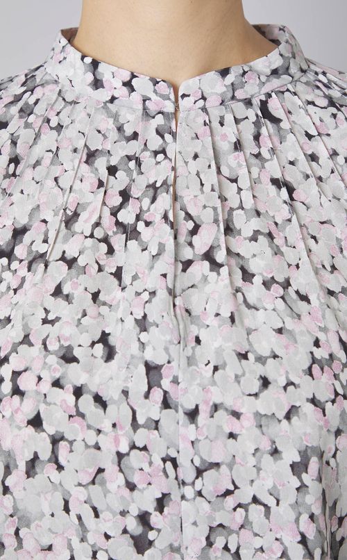 ワイルドフラワープリントブラウス