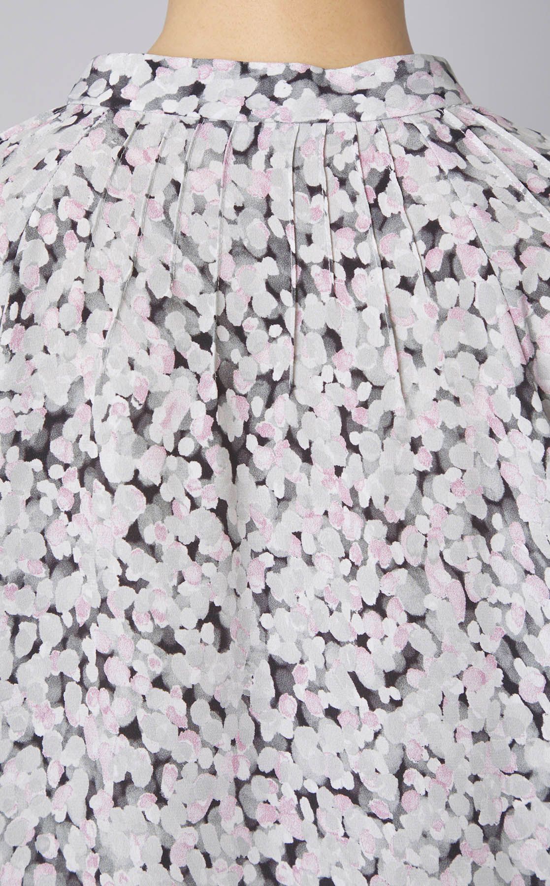 Theory luxe｜ワイルドフラワープリントブラウス