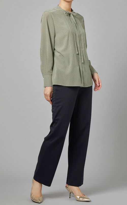 幾何柄ボウタイブラウス