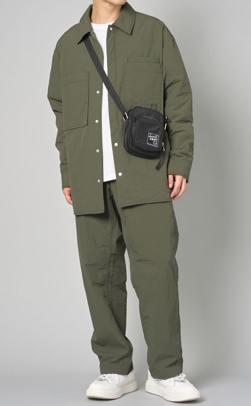 クリスピーナイロンストレートパンツ