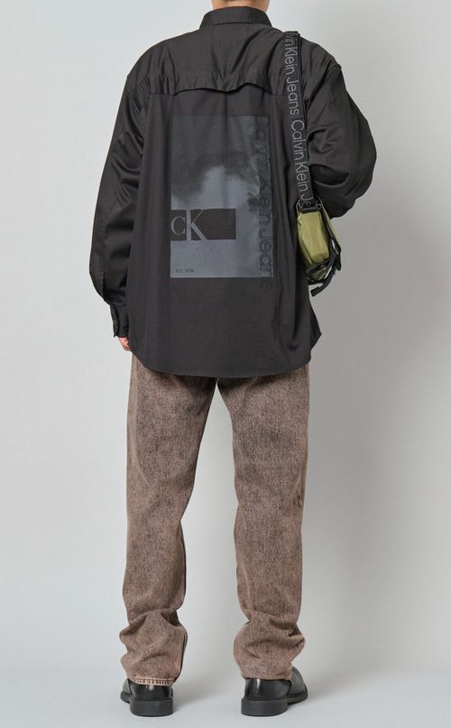 バックプリントフロントロゴシャツ