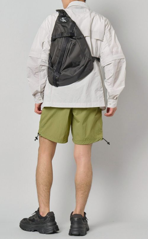 ラウンデッドスリングバッグ