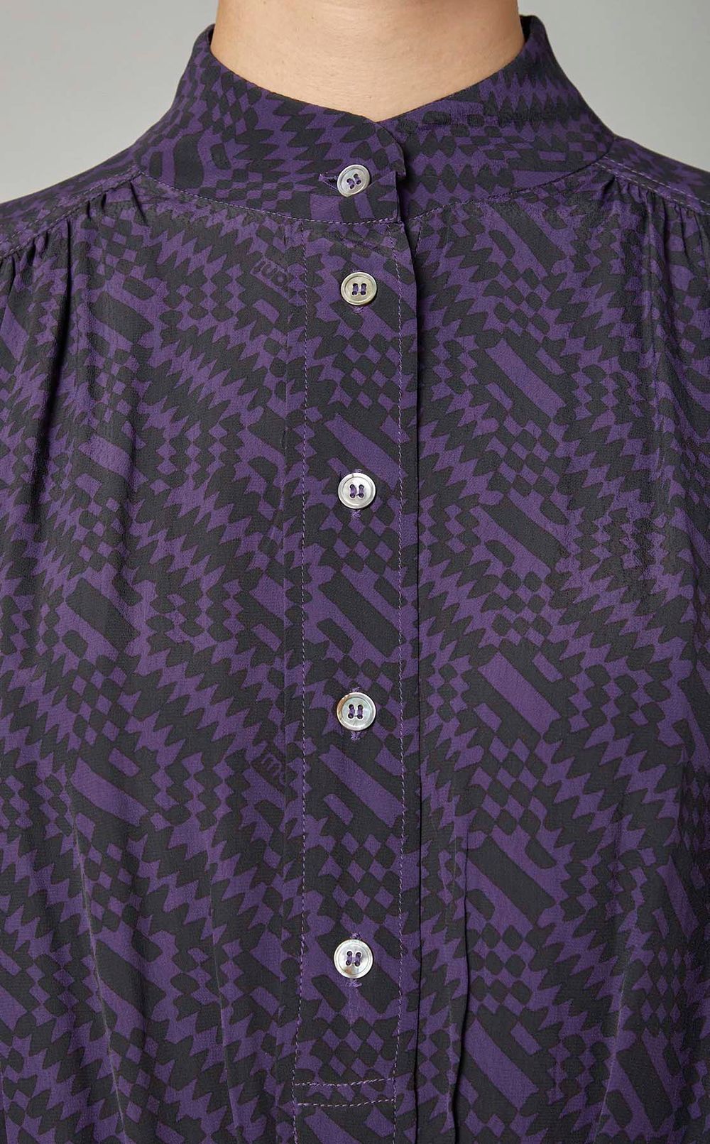 ロゴプリントスタンドカラーマキシドレス