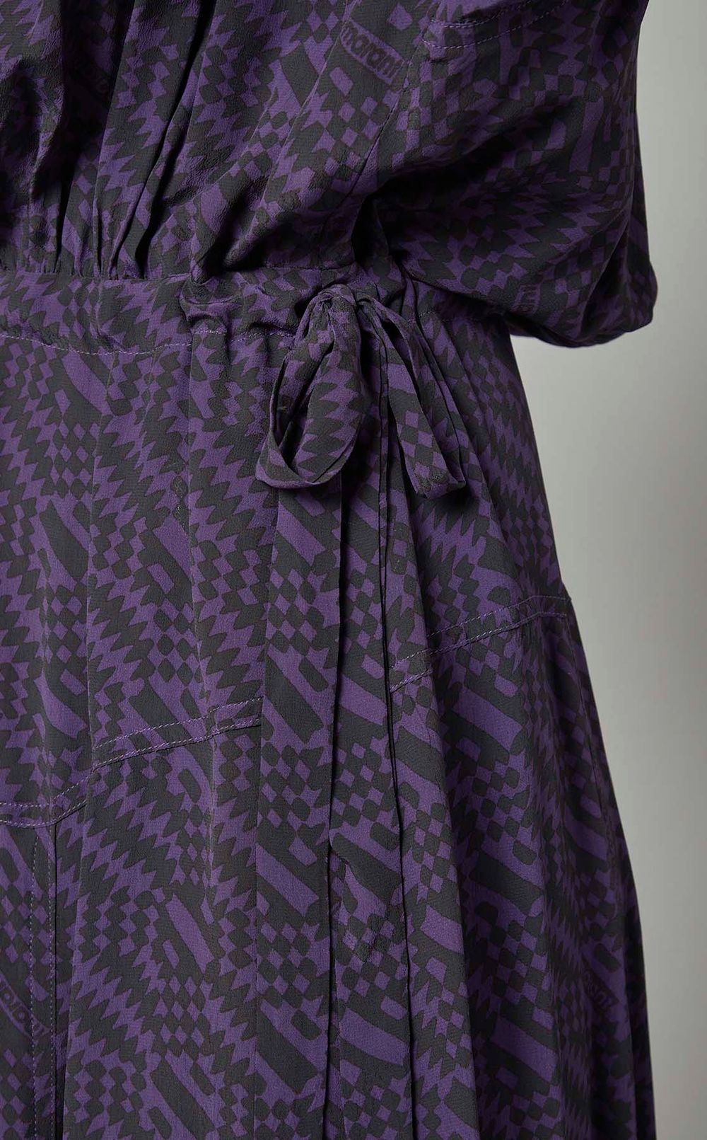 ロゴプリントスタンドカラーマキシドレス