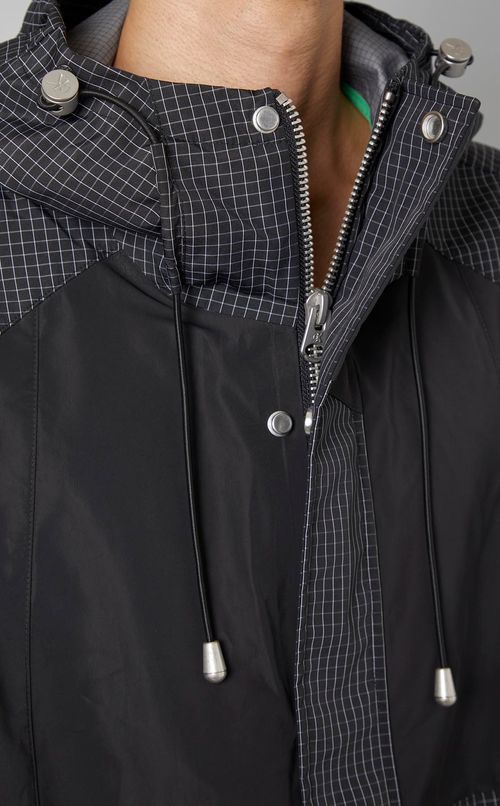 トーナルブロックウインドブレーカー