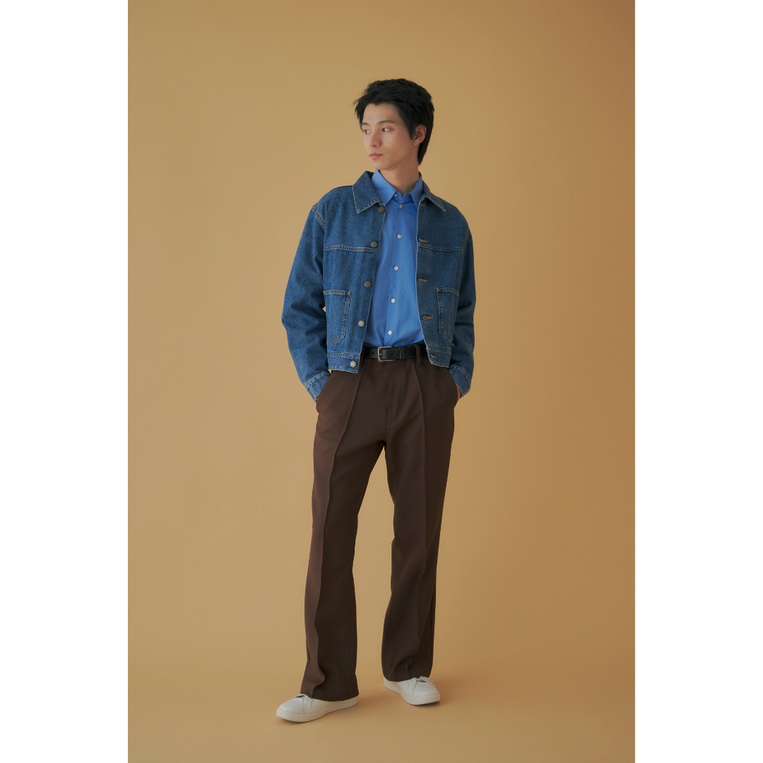 ブルーシャツにデニムジャケット、ブラウンパンツを合わせたメンズのきれいめカジュアルコーデ