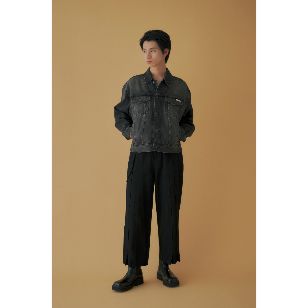 オールブラックでまとめたモノトーンなデニムジャケットコーデ