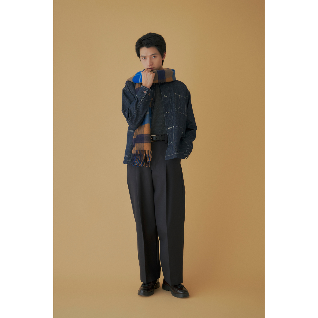 ニットとスラックスに濃紺デニムジャケットを合わせて、ストールでアクセントをプラスしたコーデ