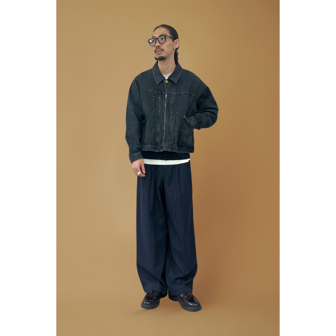 ブラックデニムジャケットにネイビーのワイドスラックスを合わせたきれいめカジュアルコーデ