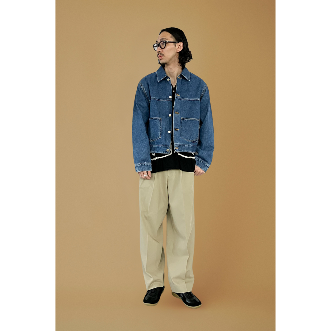 柄ニットにチノパンを合わせて、ブルーデニムジャケットを羽織ったきれいめカジュアルコーデ